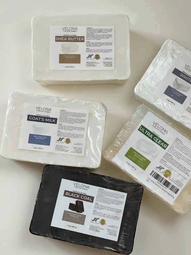 У кожного настрою — своя мильна основа 🧼🤍 Ніжний та турботливий
Коли хочеться м’якості та затишку — обирайте Goat’s Milk. Кремова, делікатна і така приємна для шкіри.🧴 Доглядовий та SPA-настрій
Коли хочеться створювати щось справді корисне для шкіри — ідеально підійде Shea Butter. Живильна та розкішна.💎 Творчий та яскравий
Хочеться кольорів, блискіток і ідеальної прозорості? Тоді ваш вибір — Ultra Clear.🤍 Класичний та універсальний
Для ніжних пастельних дизайнів та класичного мила — Premium White.🖤 Сміливий та стильний
Для ефектних та незвичних робіт — Black Coal. Глибокий чорний колір, який точно приверне увагу.А який у вас сьогодні настрій? Діліться в коментарях 🫶🏻#velona #velona_ua #velona_soap #soap #soap_ua