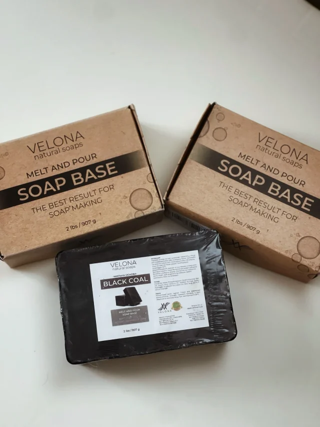 Багато майстрів бояться експериментів… і дарма 👀
Адже саме нові поєднання, текстури та кольори роблять ваші роботи унікальними.Якщо давно хотіли спробувати щось нестандартне — почніть із чорної мильної основи на основі кокосового вугілля 🖤Вона не лише виглядає ефектно, а й має круті властивості:
— абсорбує забруднення
— глибоко очищає шкіру
— ідеально підходить для трендових «чорних» дизайнів0,907 г - 273 грнДля замовлення пишіть в direct 🫶🏻#velona #velona_ua #velona_soap #soap #soap_ua