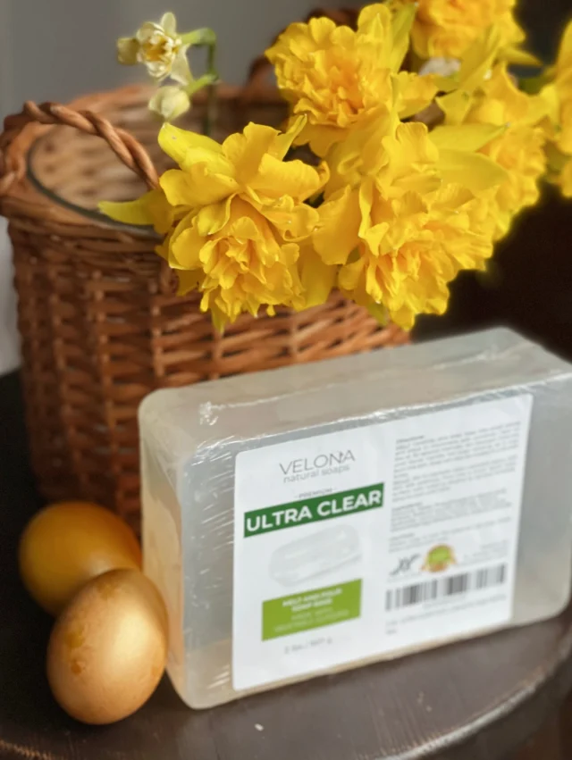 Світлого Великодня 🐣✨Нехай це свято наповнить ваш дім теплом, затишком і радістю, а серце — спокоєм та вірою в краще 💛
Бажаємо гармонії, натхнення і приємних моментів разом із близькими.Нехай у вашій творчості завжди буде місце для ніжності, краси та нових ідей !
А кожен виріб, створений з любов’ю, дарує щиру усмішку.Христос Воскрес! 🌿
З любовʼю VELONA 🪽#velona #velona_ua #velona_soap #soap #soap_ua